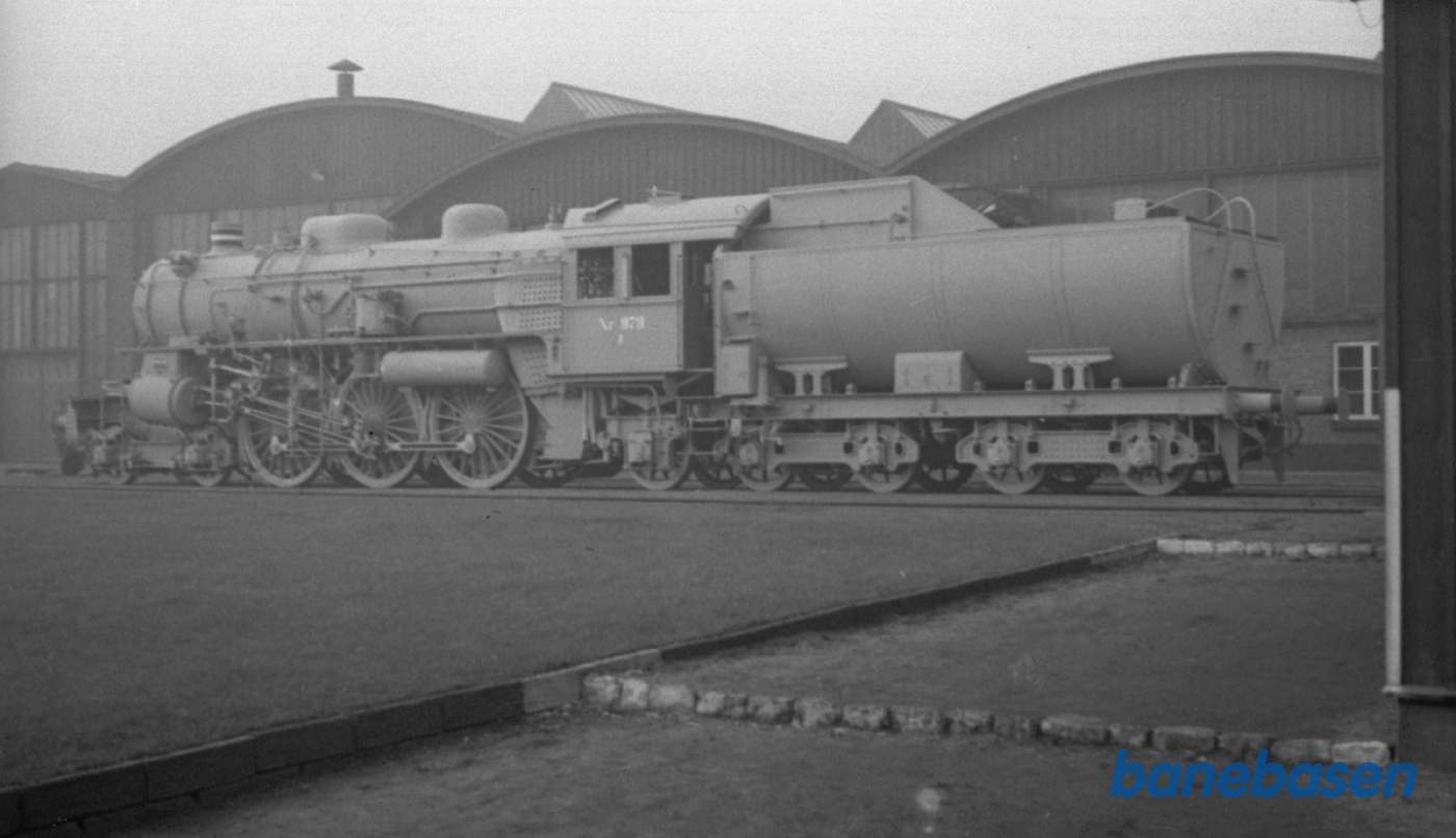 Ltr E 979 gråmalet i fabriksgården