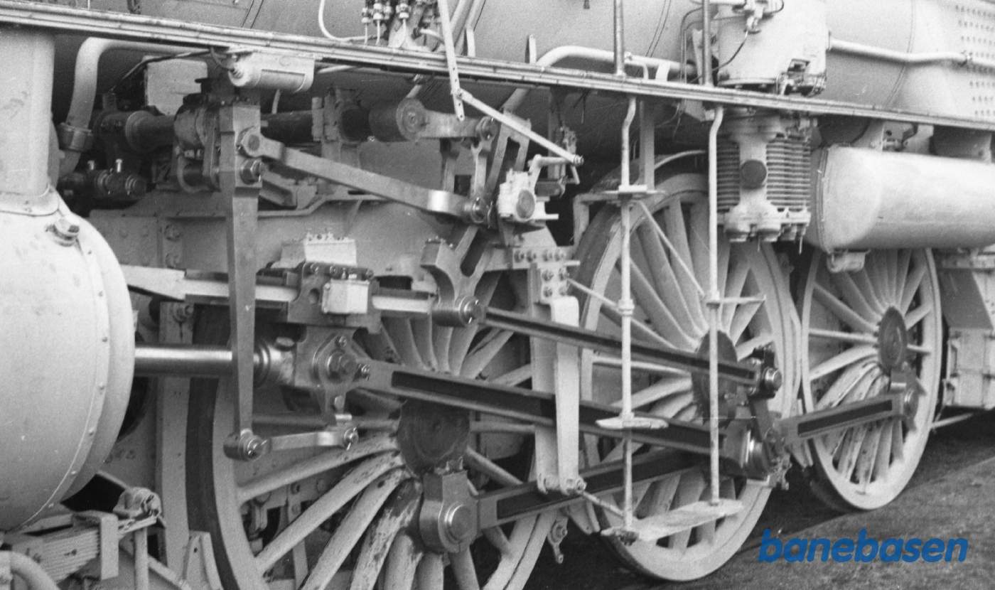 Ltr E 979 gråmalet i fabriksgården