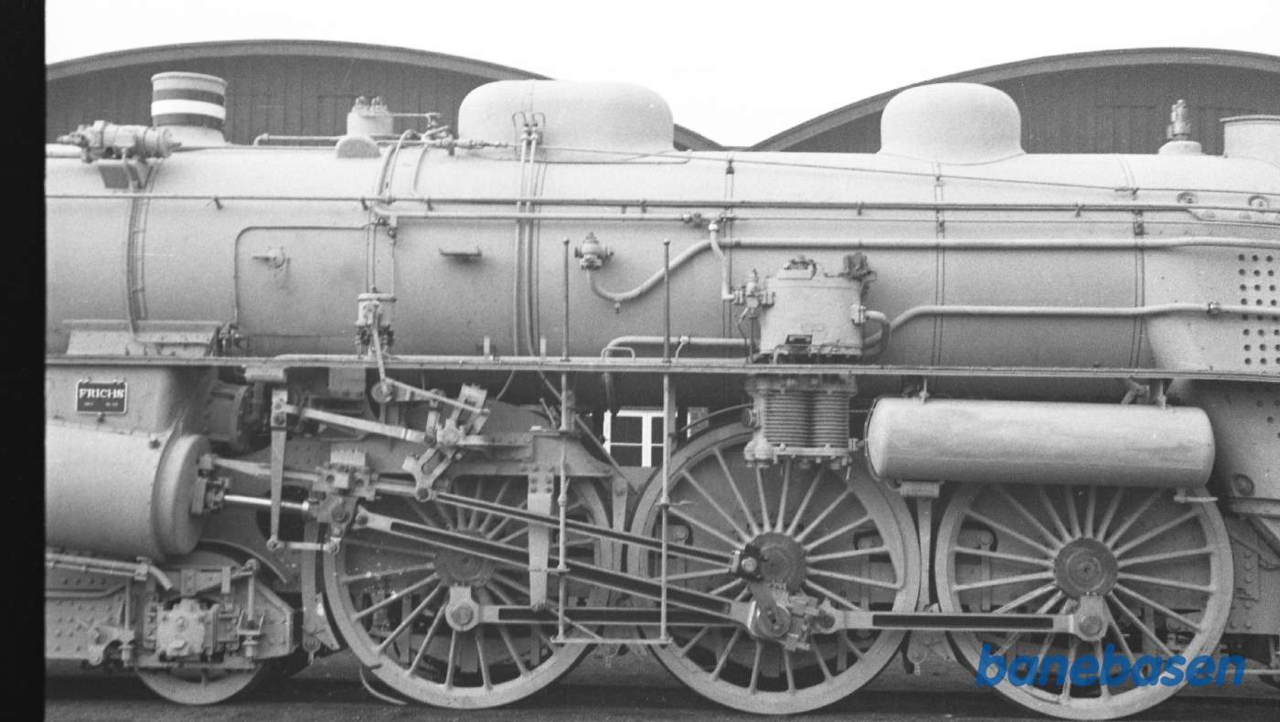 Ltr E 979 gråmalet i fabriksgården