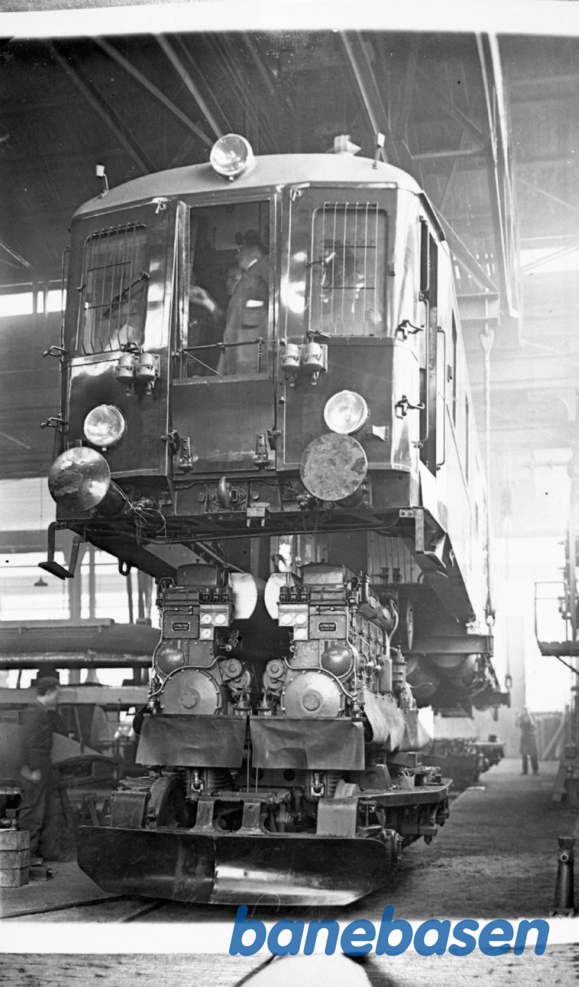 Løft af MK (Bemærk folkene i førerhuset) Løft af MK (Bemærk folkene i førerhuset)