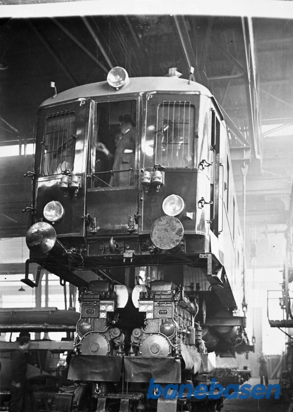 Løft af MK (Bemærk folkene i førerhuset) Løft af MK (Bemærk folkene i førerhuset)