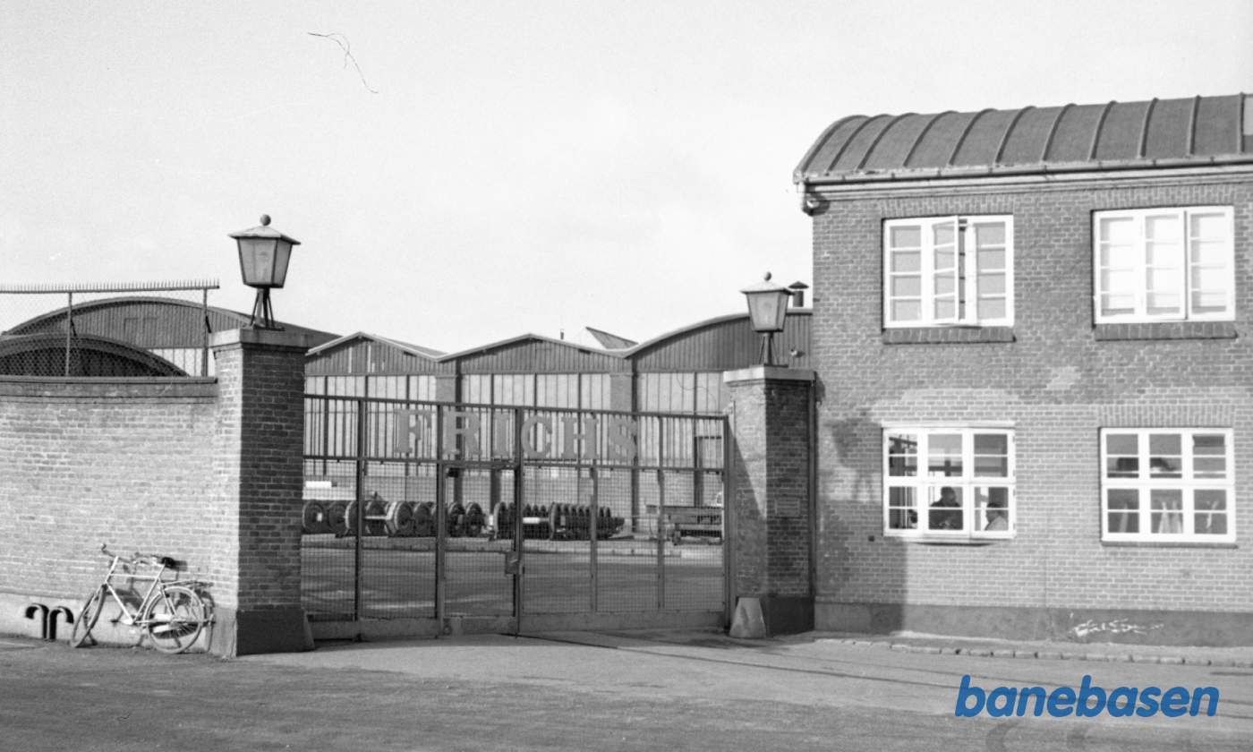 Fabrikken og omgivelserne omkring den