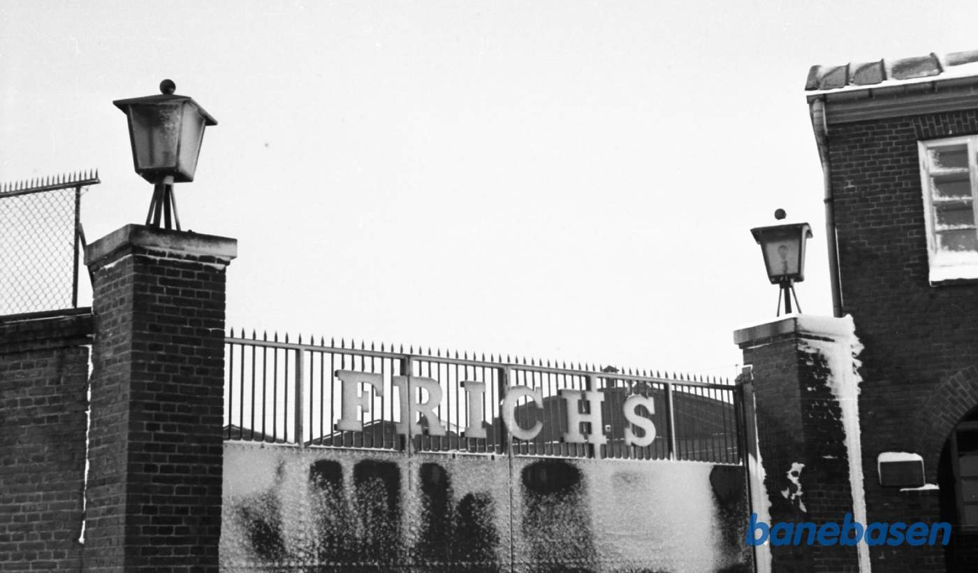 Fabrikken og omgivelserne omkring den