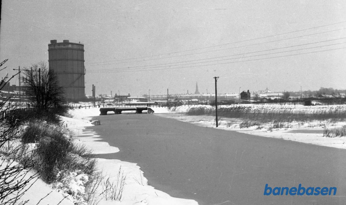 Fabrikken og omgivelserne omkring den Fabrikken og omgivelserne omkring den