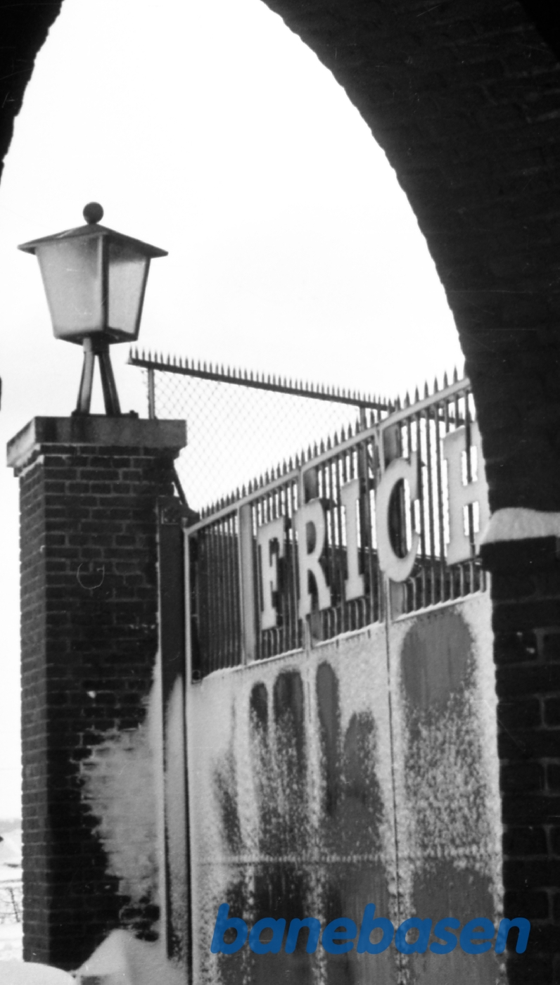 Fabrikken og omgivelserne omkring den Fabrikken og omgivelserne omkring den