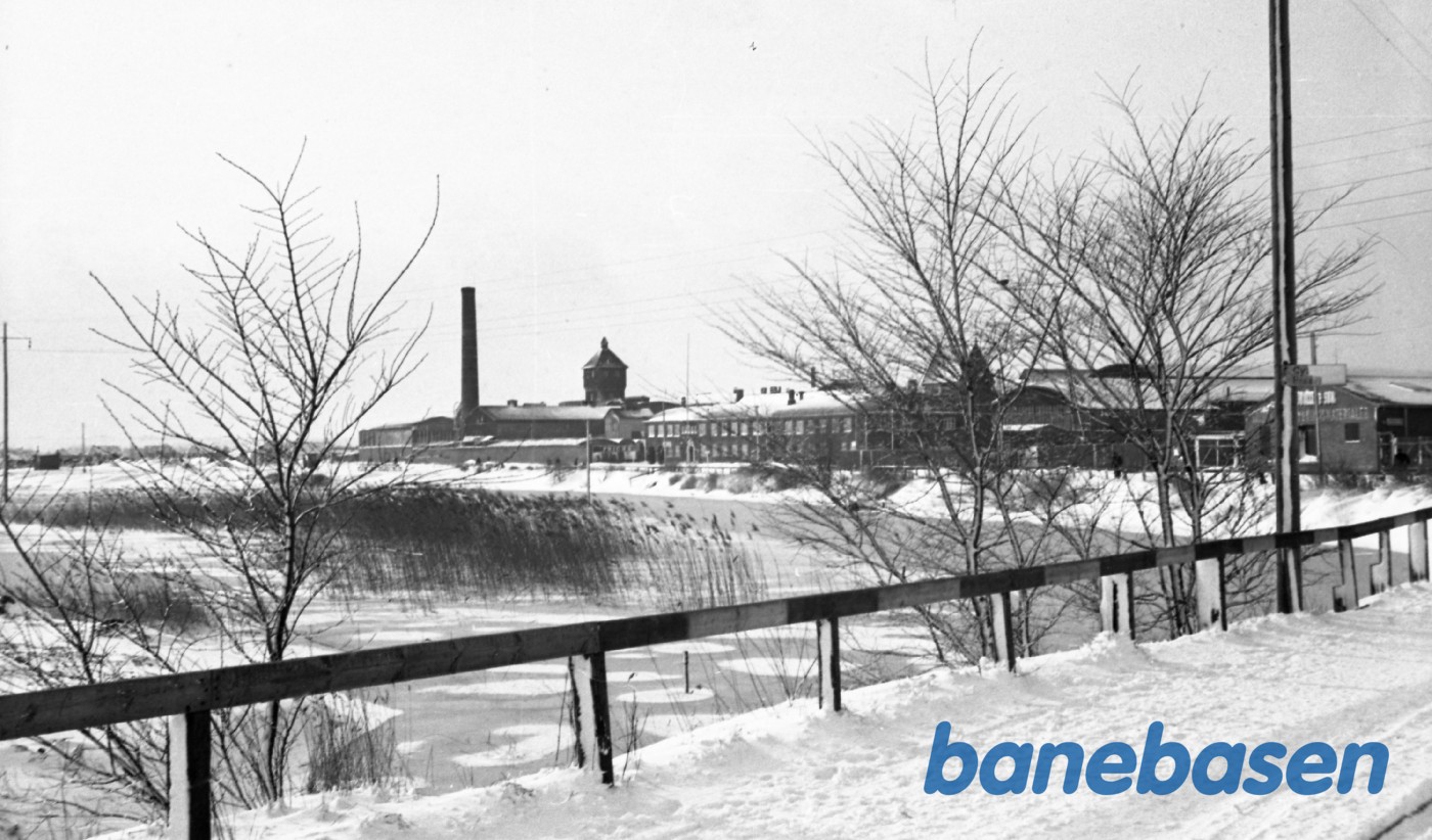 Fabrikken og omgivelserne omkring den Fabrikken og omgivelserne omkring den