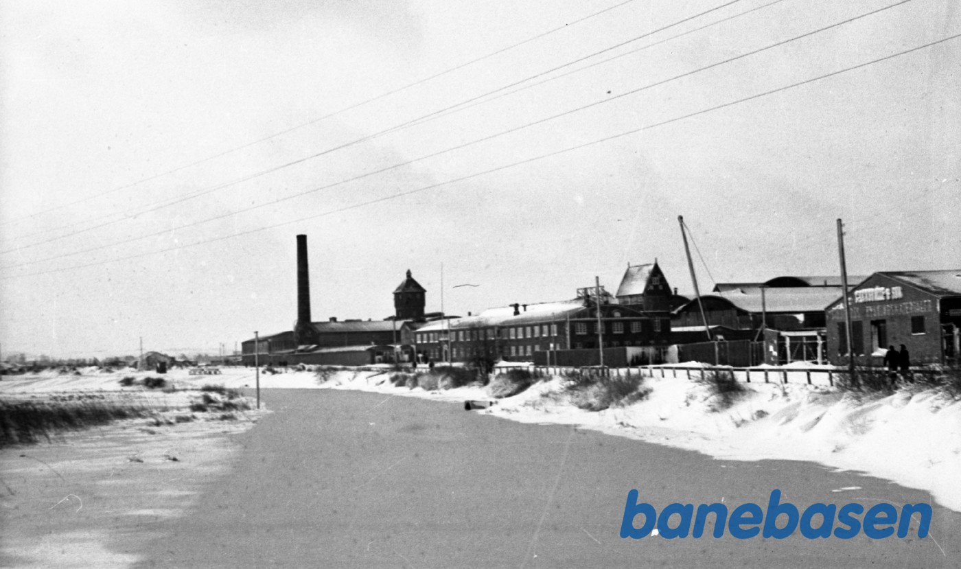 Fabrikken og omgivelserne omkring den Fabrikken og omgivelserne omkring den