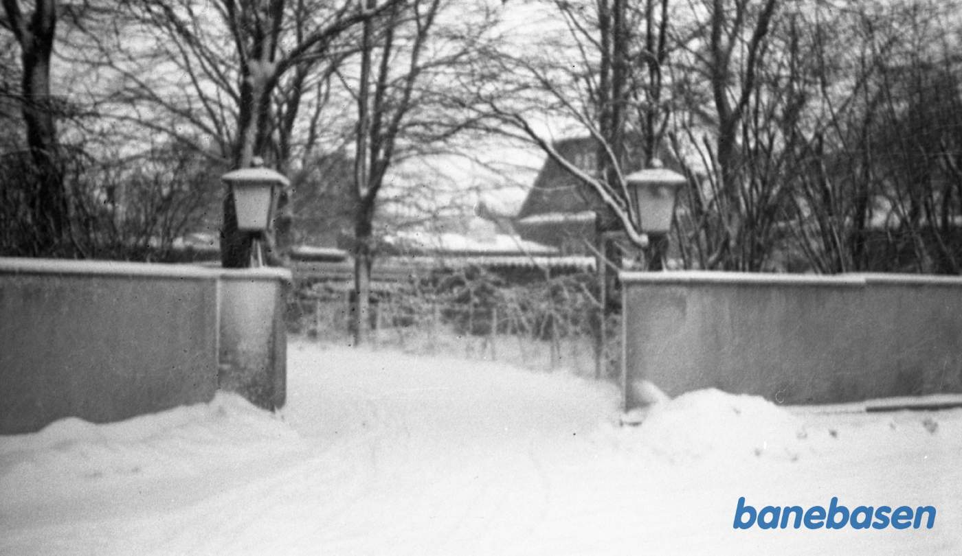 Indgangen til Direktørboligen i snevejr