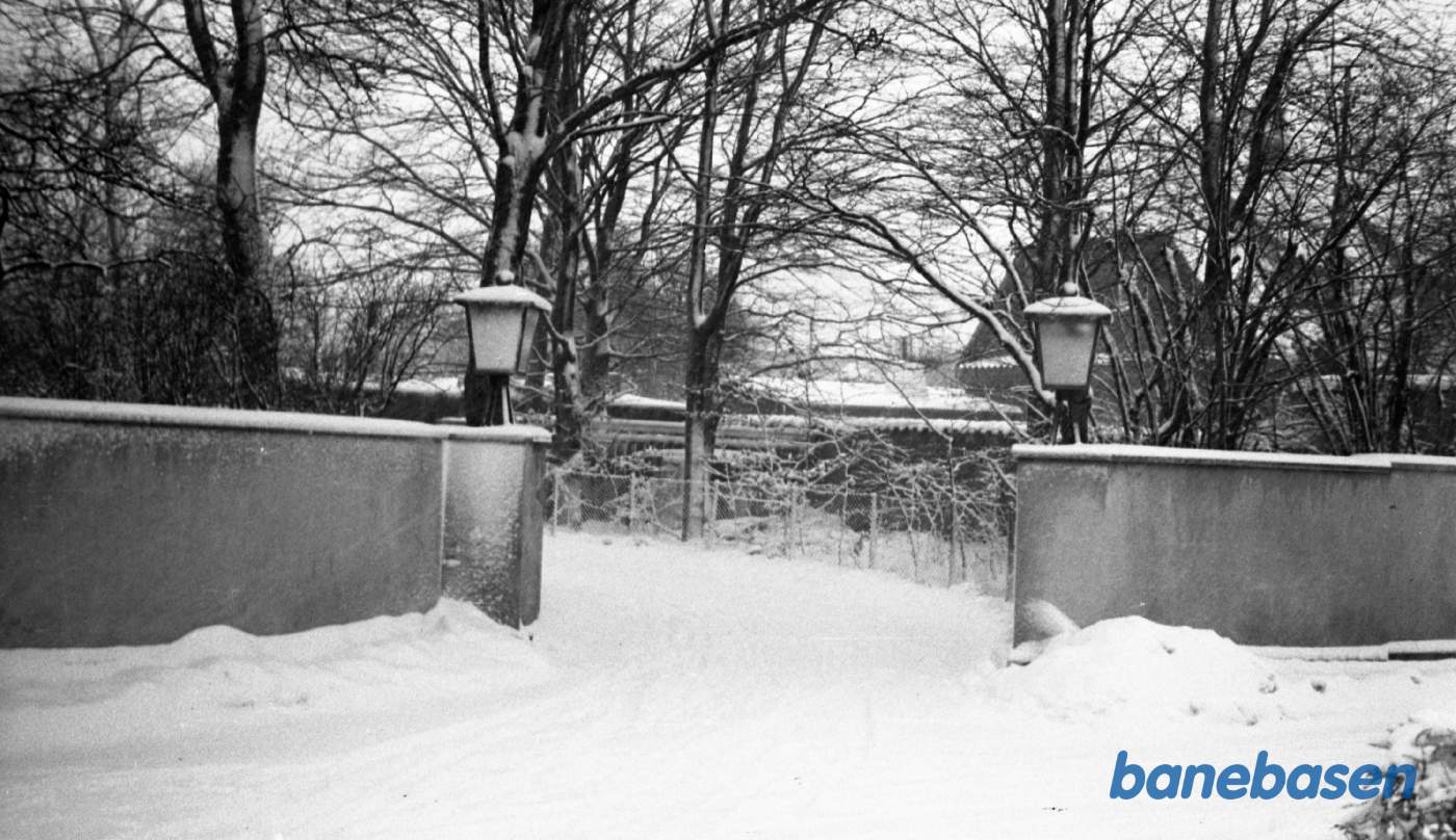 Indgangen til Direktørboligen i snevejr