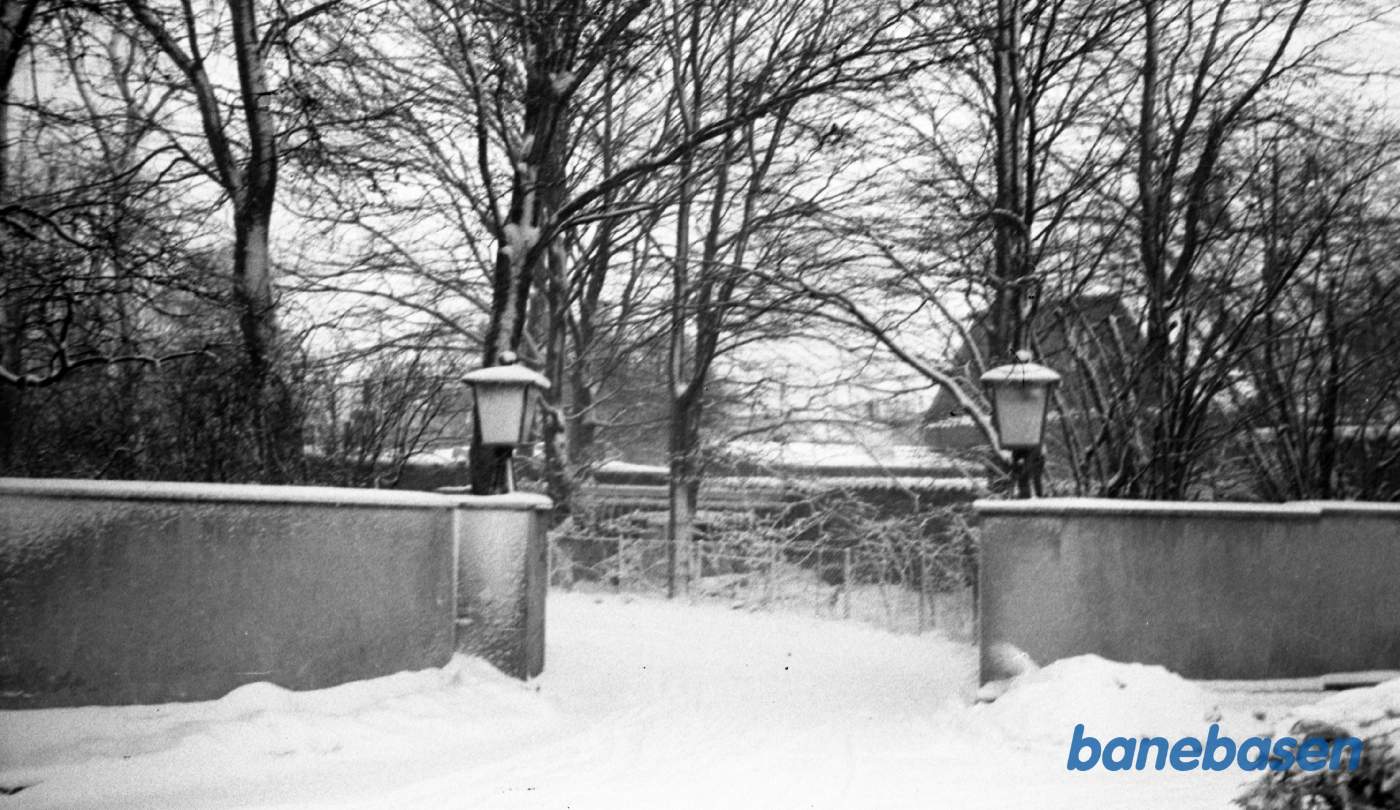 Indgangen til Direktørboligen i snevejr