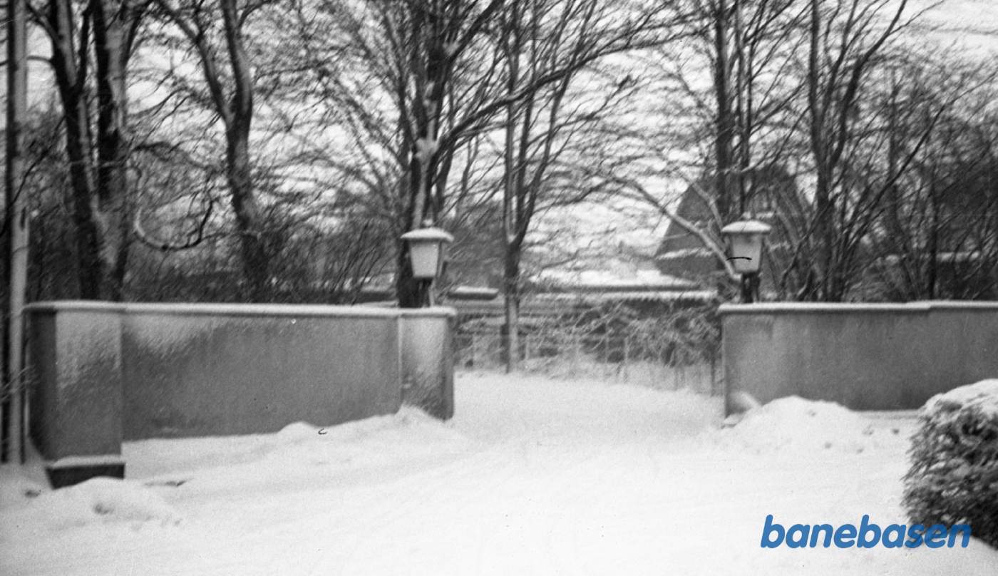 Indgangen til Direktørboligen i snevejr