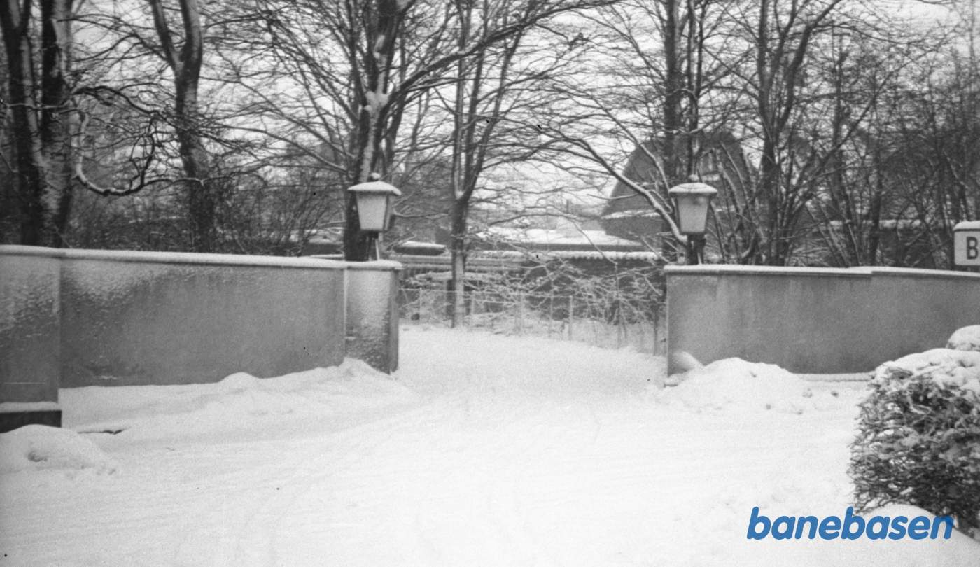 Indgangen til Direktørboligen i snevejr