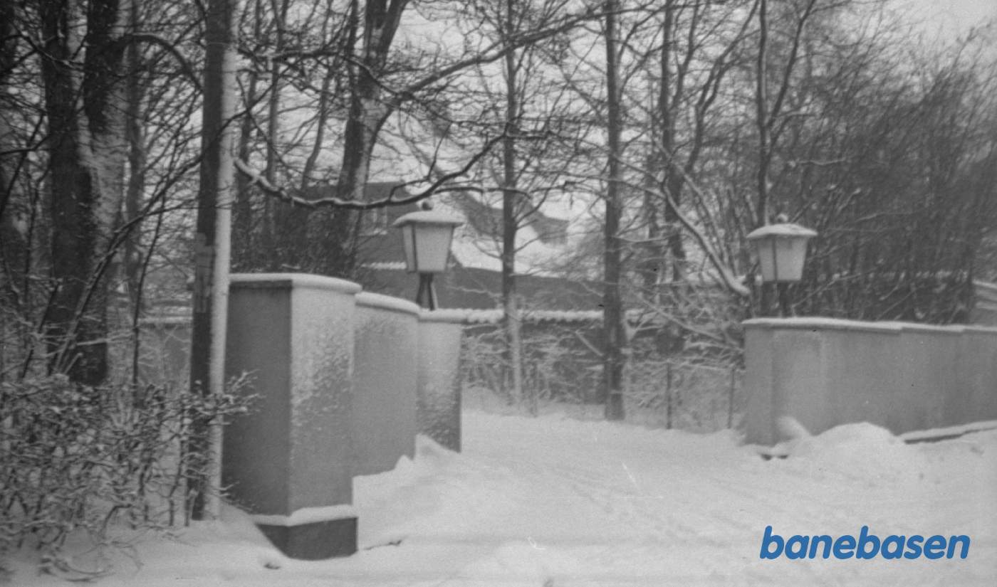 Indgangen til Direktørboligen i snevejr