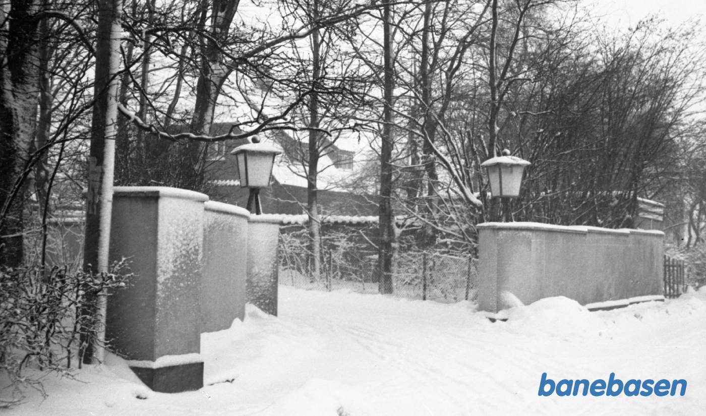 Indgangen til Direktørboligen i snevejr