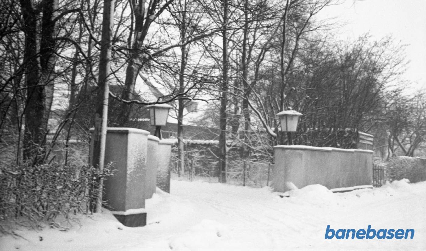 Indgangen til Direktørboligen i snevejr