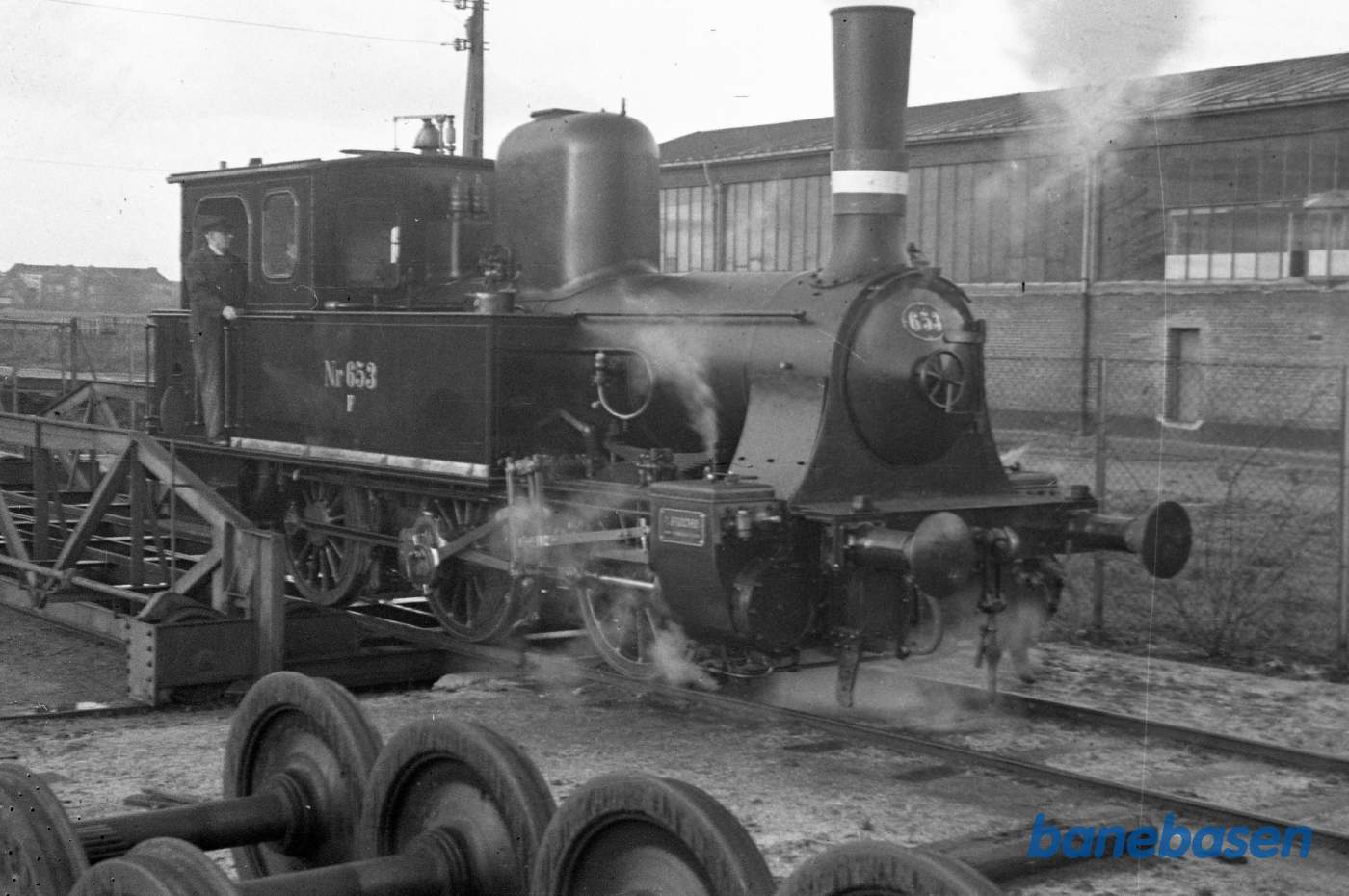 Loko F II 653 ved administrationsbygning Loko F II 653 ved administrationsbygning