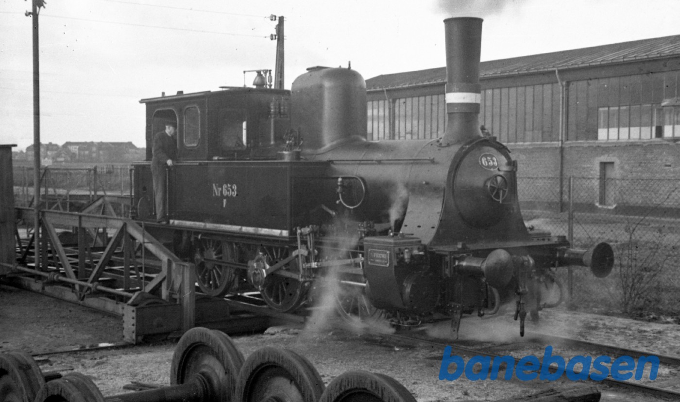 Loko F II 653 ved administrationsbygning Loko F II 653 ved administrationsbygning