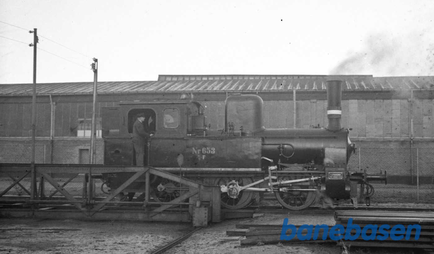 Loko F II 653 ved administrationsbygning Loko F II 653 ved administrationsbygning