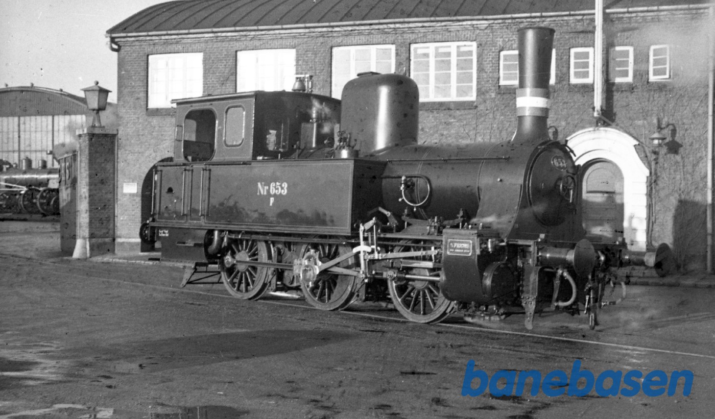 Loko F II 653 ved administrationsbygning Loko F II 653 ved administrationsbygning