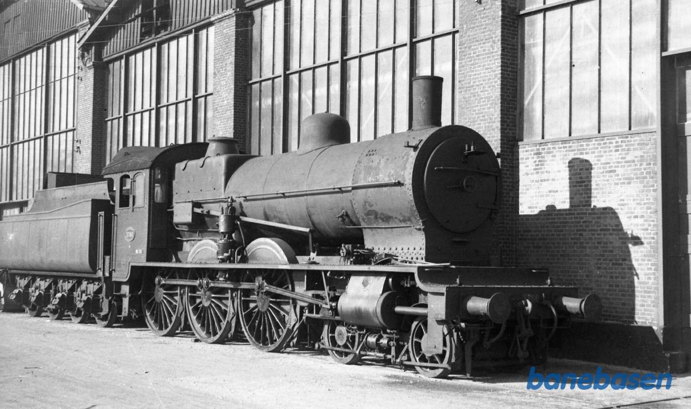 Et af de hollandske lokomotiver udenfor fabrikken