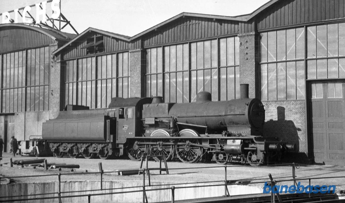 Et af de hollandske lokomotiver udenfor fabrikken Et af de hollandske lokomotiver udenfor fabrikken