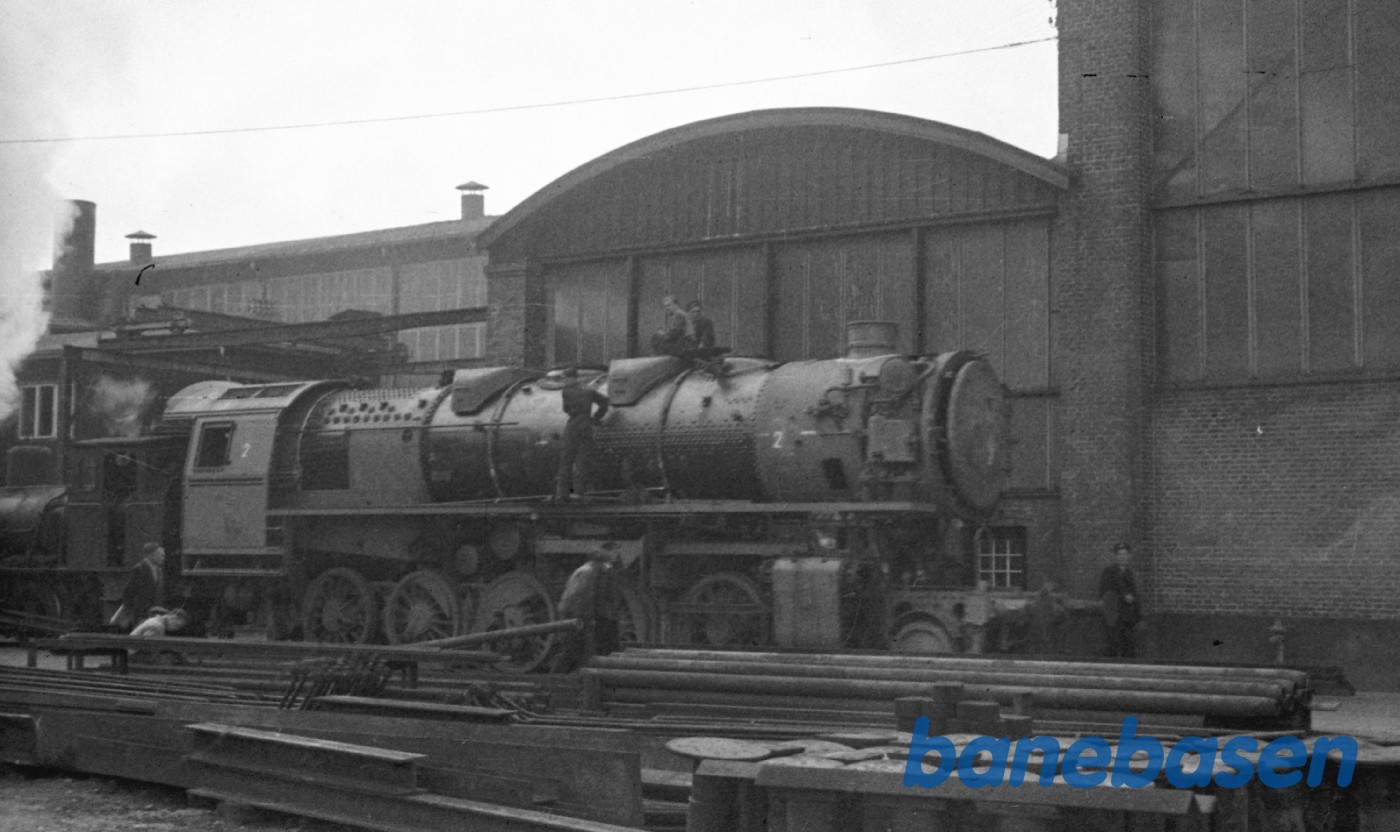 BR44 1231 der er trukket ud i fabriksgården af HAJ loko nr. 5 - den tyske maskine skulle opfyres for første gang BR44 1231 der er trukket ud i fabriksgården af HAJ loko nr. 5 - den tyske maskine skulle opfyres for første gang