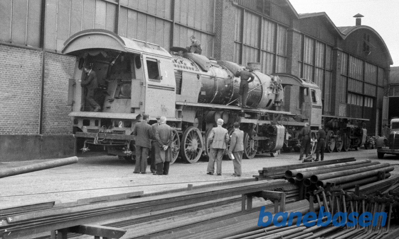 BR44 1231 der er trukket ud i fabriksgården af HAJ loko nr. 5 - den tyske maskine skulle opfyres for første gang BR44 1231 der er trukket ud i fabriksgården af HAJ loko nr. 5 - den tyske maskine skulle opfyres for første gang