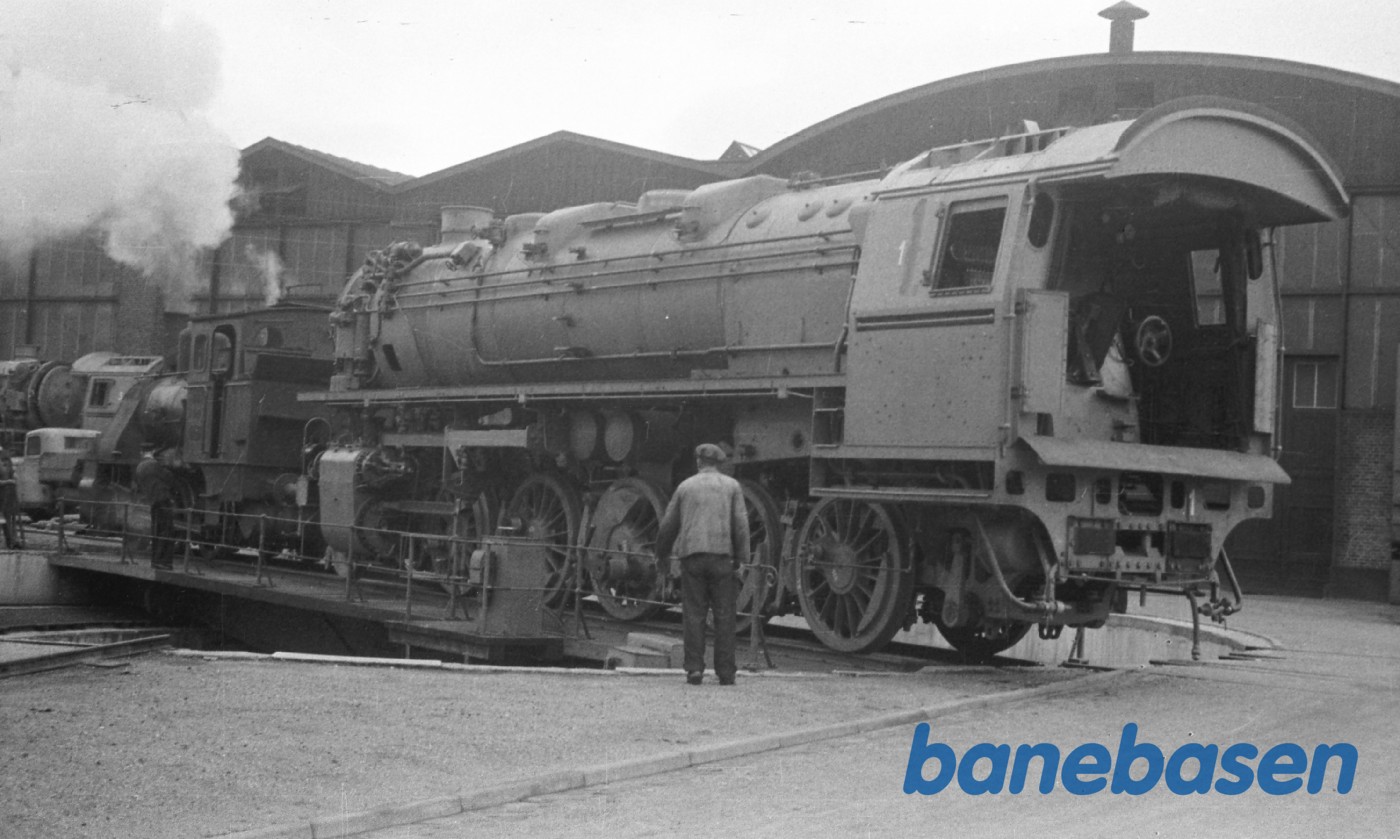 BR44 1231 der er trukket ud i fabriksgården af HAJ loko nr. 5 - den tyske maskine skulle opfyres for første gang BR44 1231 der er trukket ud i fabriksgården af HAJ loko nr. 5 - den tyske maskine skulle opfyres for første gang