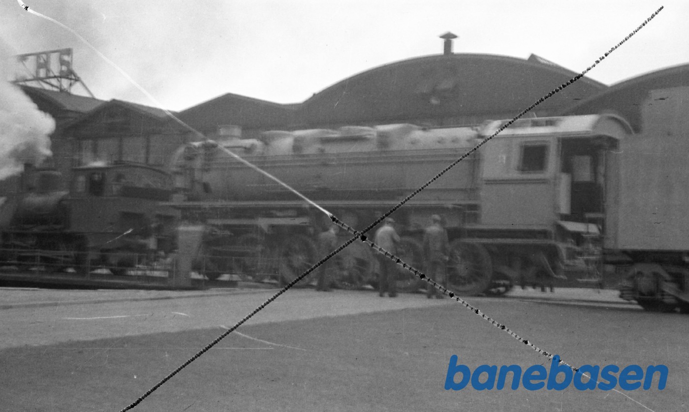 BR44 1231 der er trukket ud i fabriksgården af HAJ loko nr. 5 - den tyske maskine skulle opfyres for første gang BR44 1231 der er trukket ud i fabriksgården af HAJ loko nr. 5 - den tyske maskine skulle opfyres for første gang