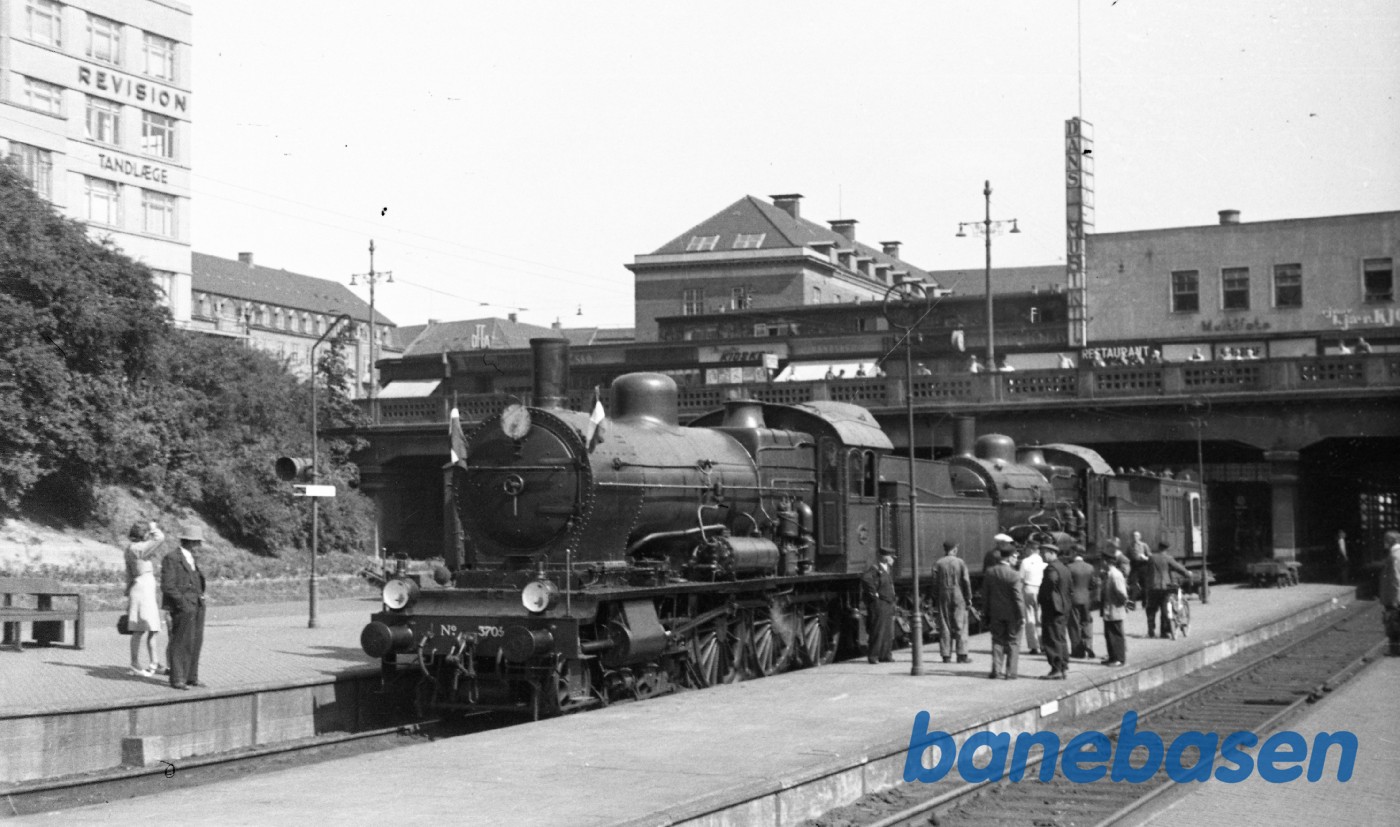 2 Hollandske damplokomotiver på vej hjem. Aarhus H 2 Hollandske damplokomotiver på vej hjem. Aarhus H