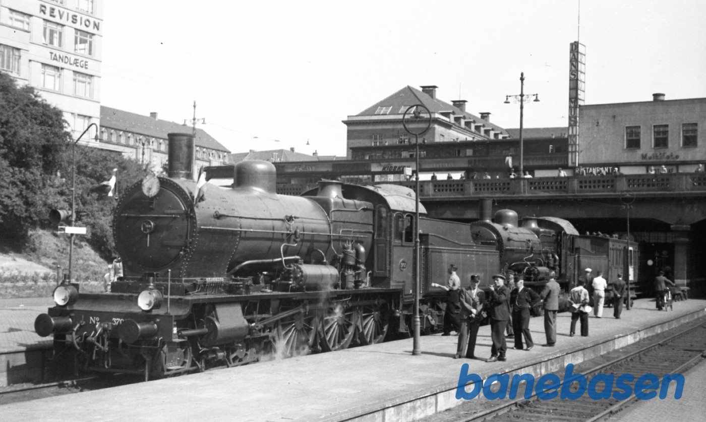 2 Hollandske damplokomotiver på vej hjem. Aarhus H 2 Hollandske damplokomotiver på vej hjem. Aarhus H