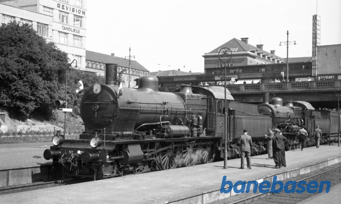 2 Hollandske damplokomotiver på vej hjem. Aarhus H 2 Hollandske damplokomotiver på vej hjem. Aarhus H