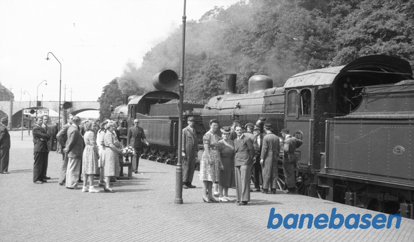 2 Hollandske damplokomotiver på vej hjem. Aarhus H 2 Hollandske damplokomotiver på vej hjem. Aarhus H