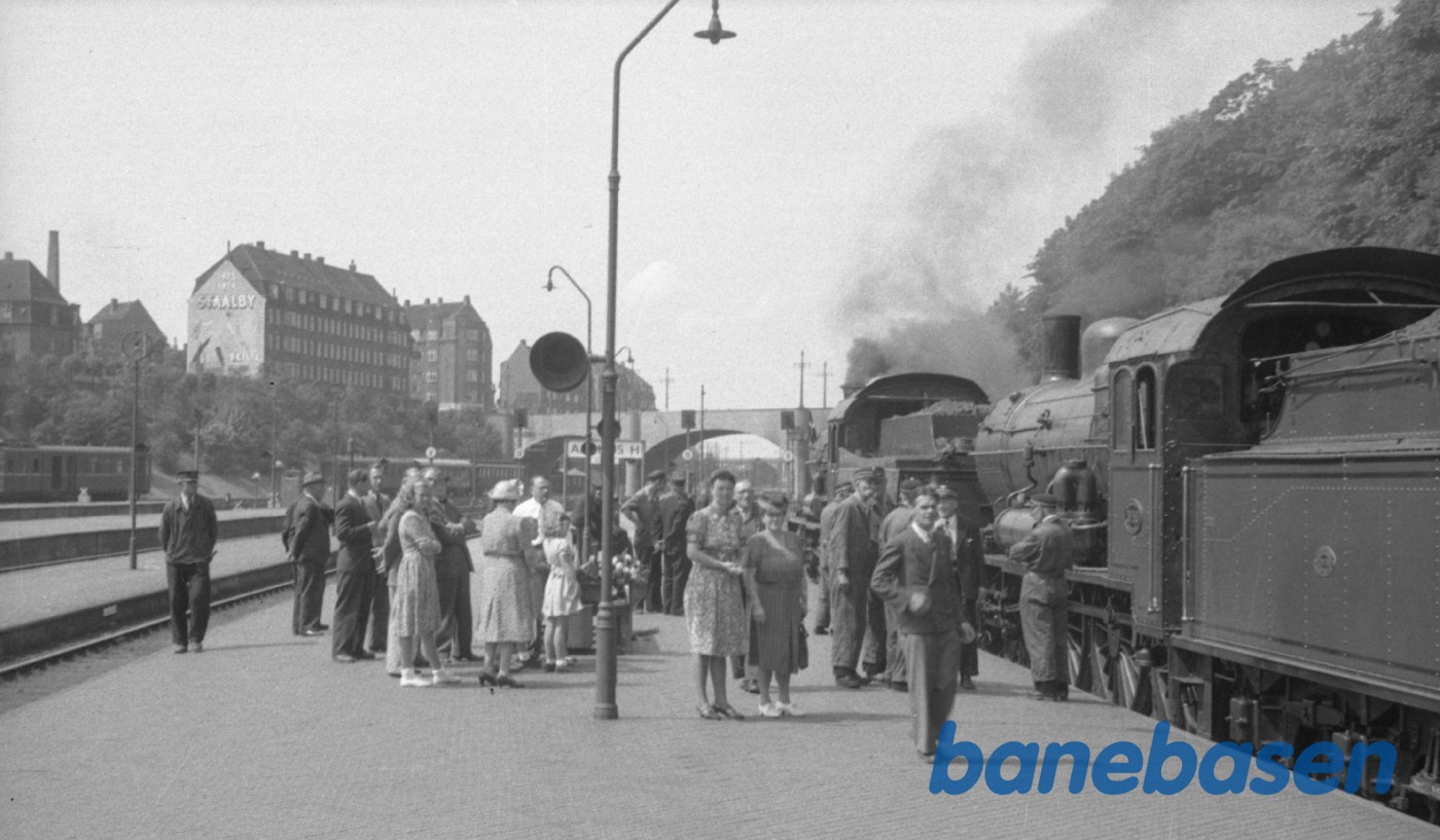 2 Hollandske damplokomotiver på vej hjem. Aarhus H 2 Hollandske damplokomotiver på vej hjem. Aarhus H