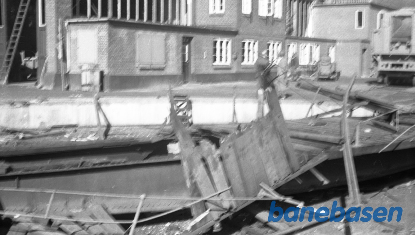 Sabotage af drejeskiven og bygningerne Sabotage af drejeskiven og bygningerne