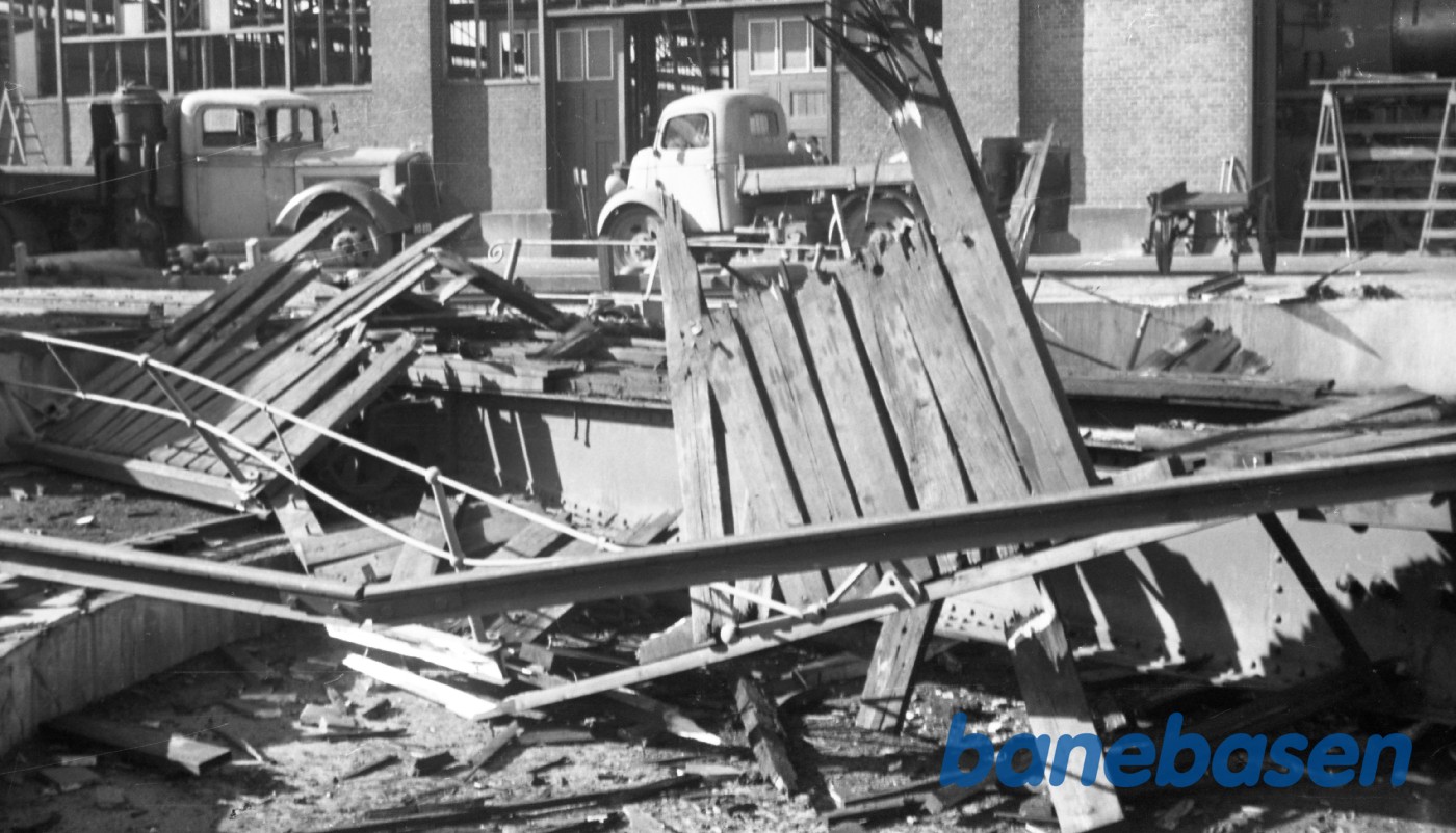 Sabotage af drejeskiven og bygningerne Sabotage af drejeskiven og bygningerne