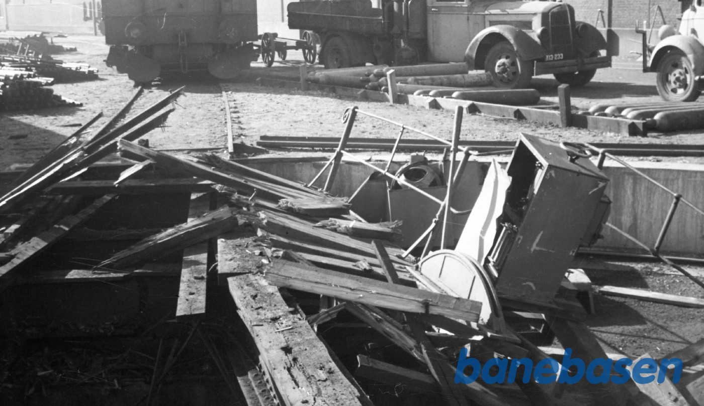 Sabotage af drejeskiven og bygningerne Sabotage af drejeskiven og bygningerne