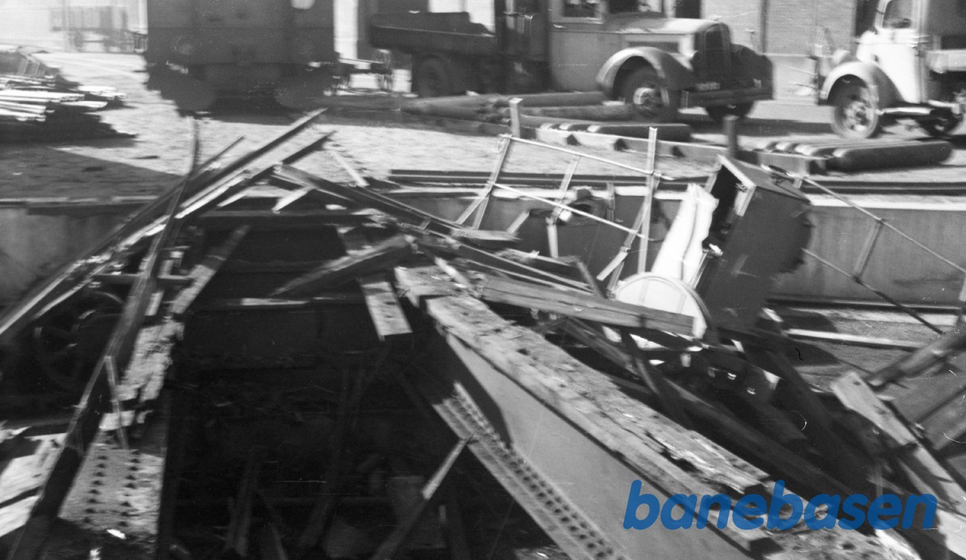 Sabotage af drejeskiven og bygningerne Sabotage af drejeskiven og bygningerne