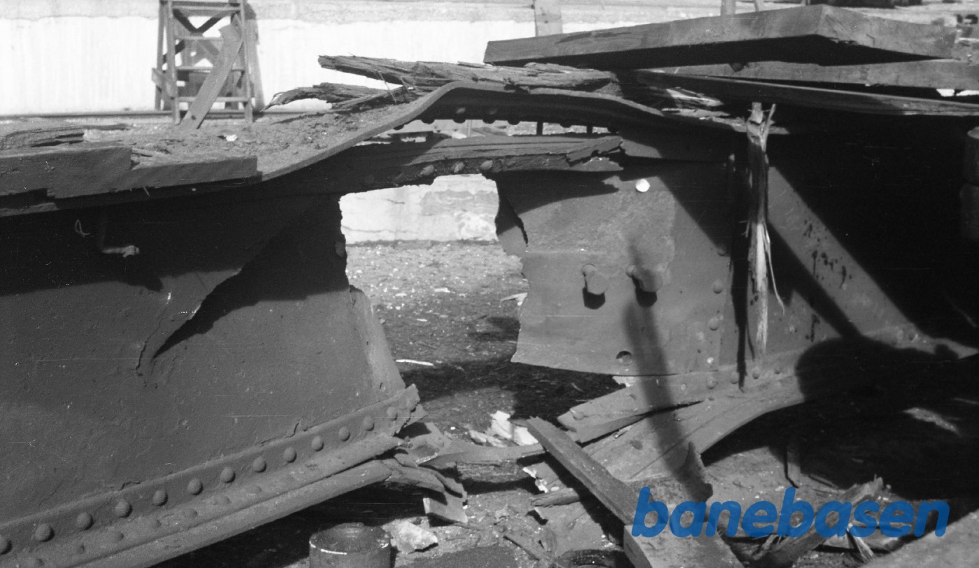 Sabotage af drejeskiven og bygningerne Sabotage af drejeskiven og bygningerne