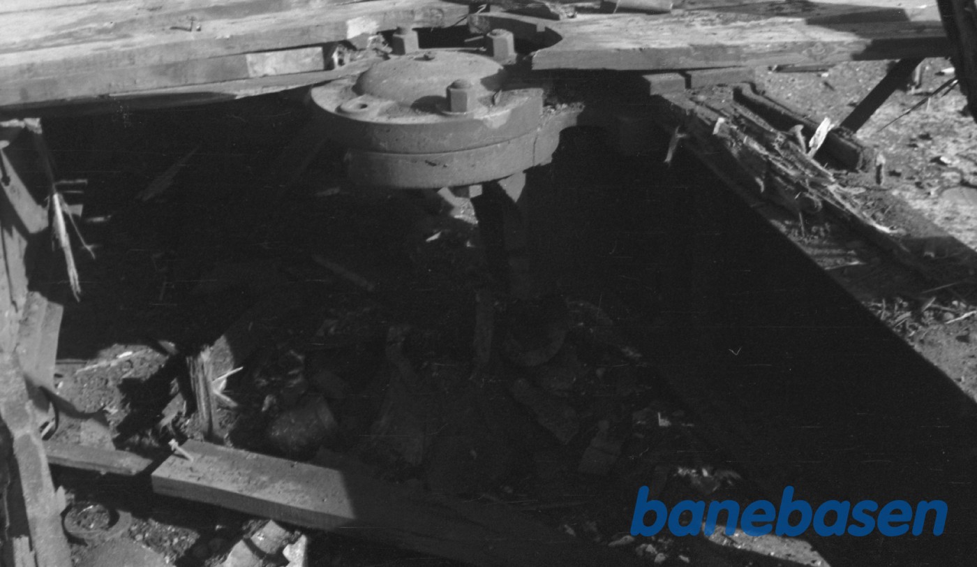 Sabotage af drejeskiven og bygningerne Sabotage af drejeskiven og bygningerne