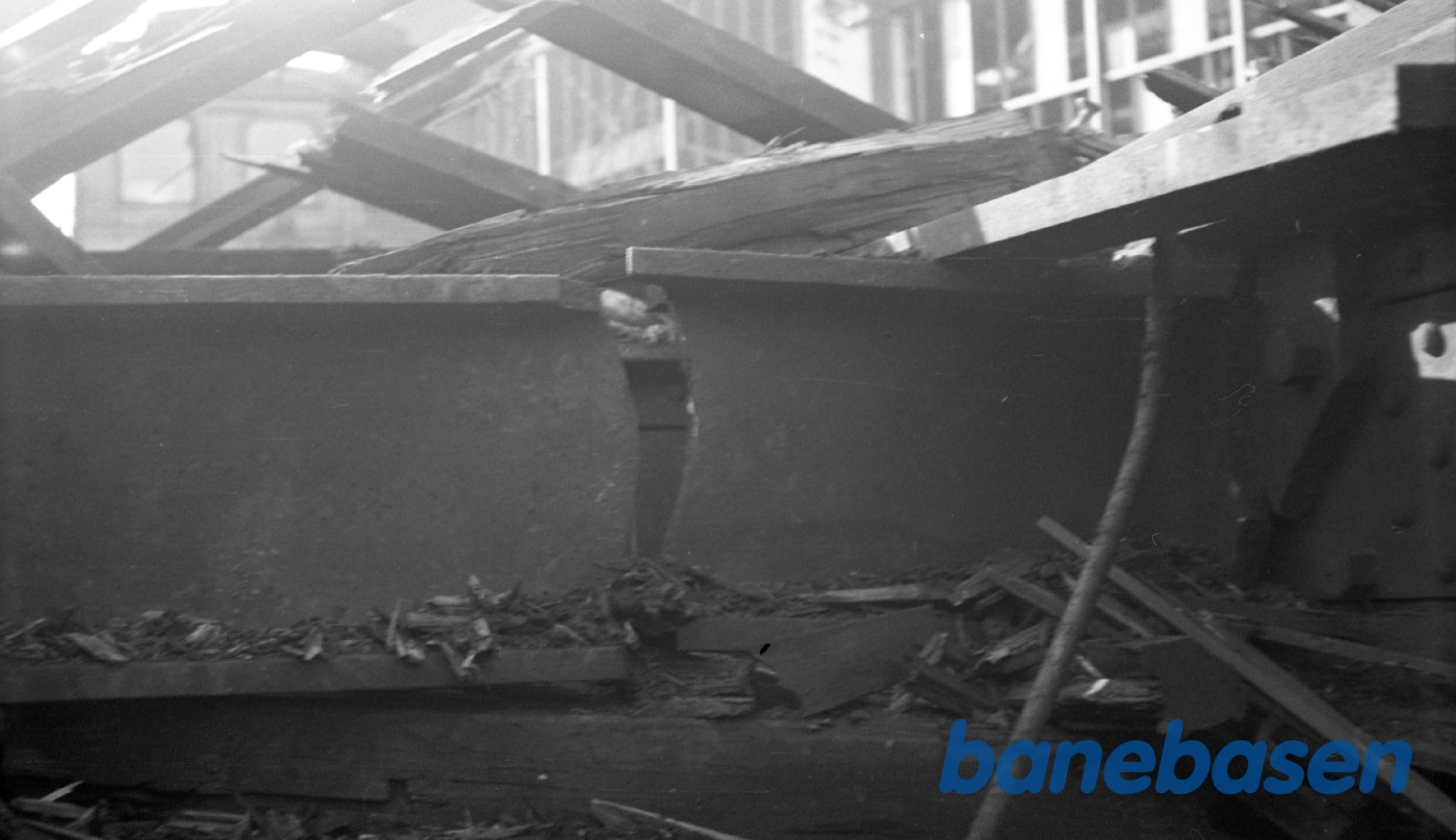 Sabotage af drejeskiven og bygningerne Sabotage af drejeskiven og bygningerne