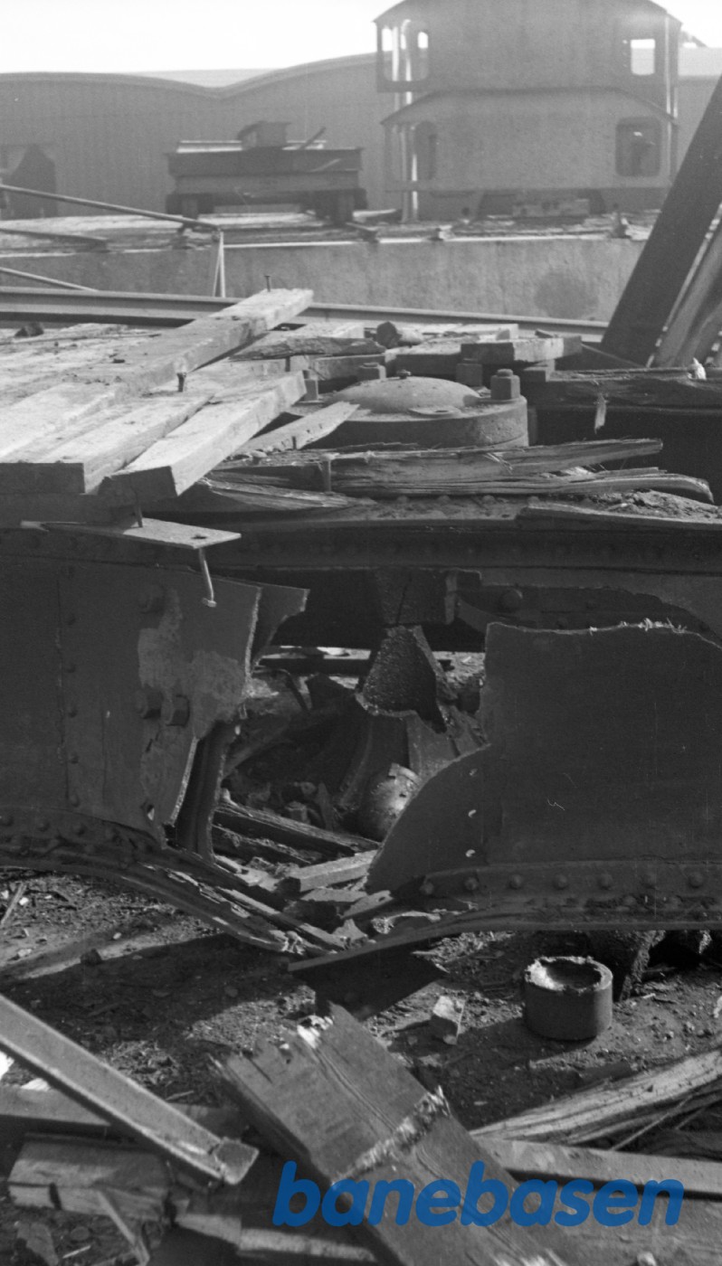 Sabotage af drejeskiven og bygningerne Sabotage af drejeskiven og bygningerne