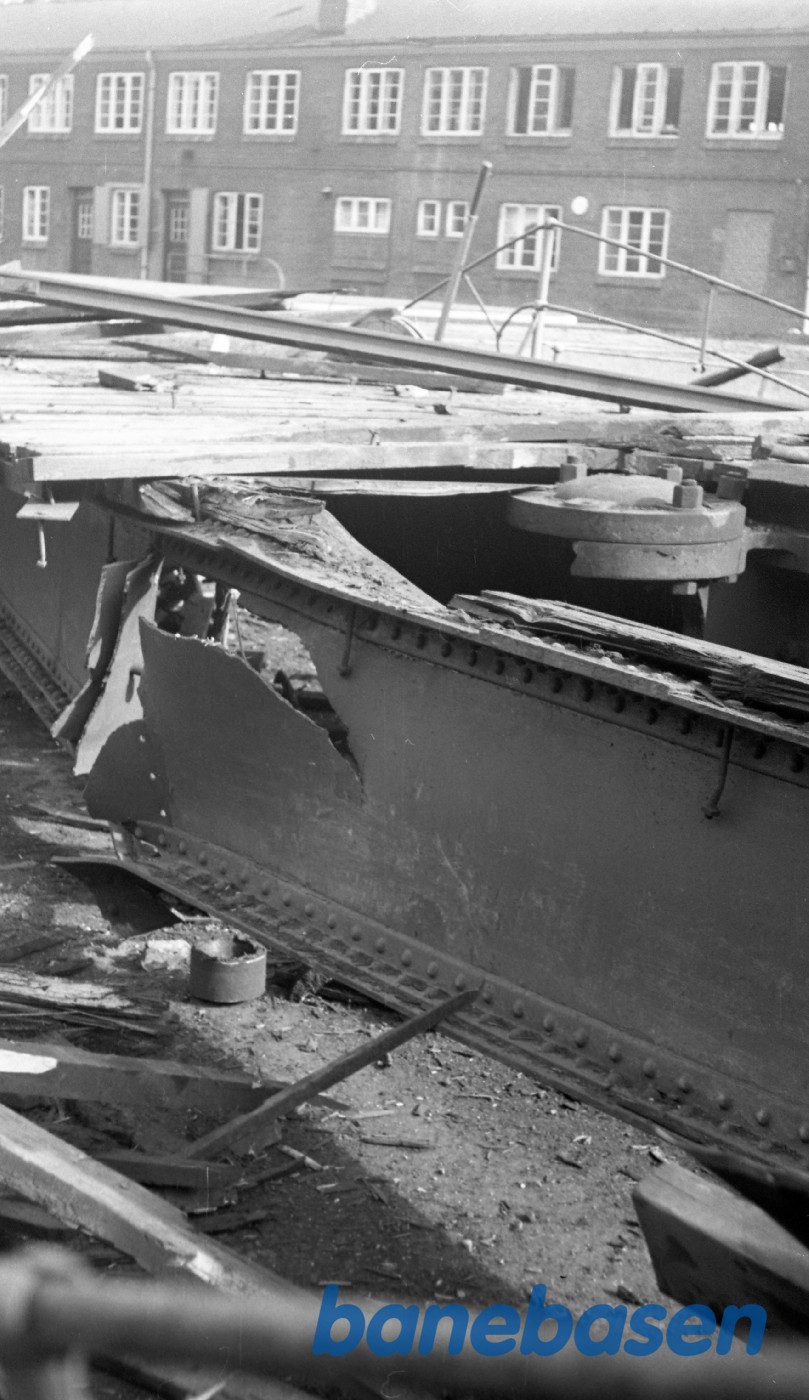 Sabotage af drejeskiven og bygningerne Sabotage af drejeskiven og bygningerne