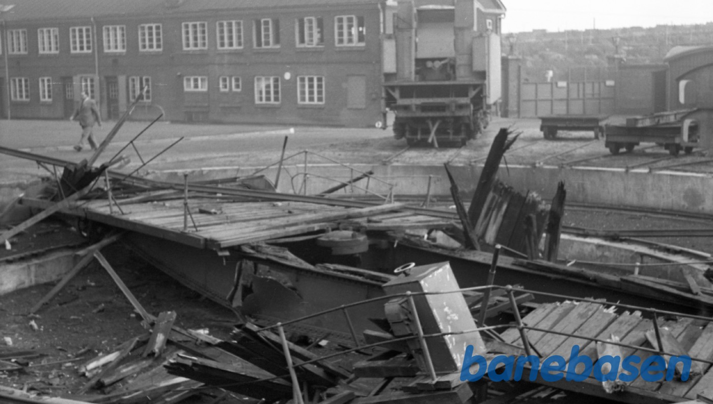 Sabotage af drejeskiven og bygningerne Sabotage af drejeskiven og bygningerne