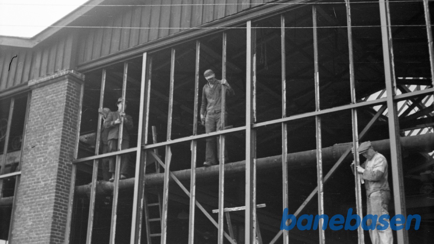 Sabotage af drejeskiven og bygningerne Sabotage af drejeskiven og bygningerne