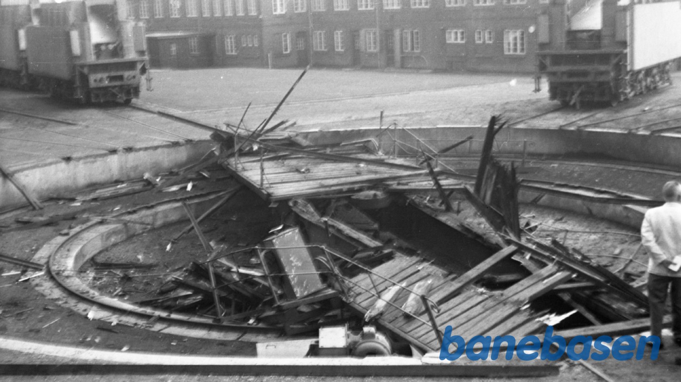 Sabotage af drejeskiven og bygningerne Sabotage af drejeskiven og bygningerne