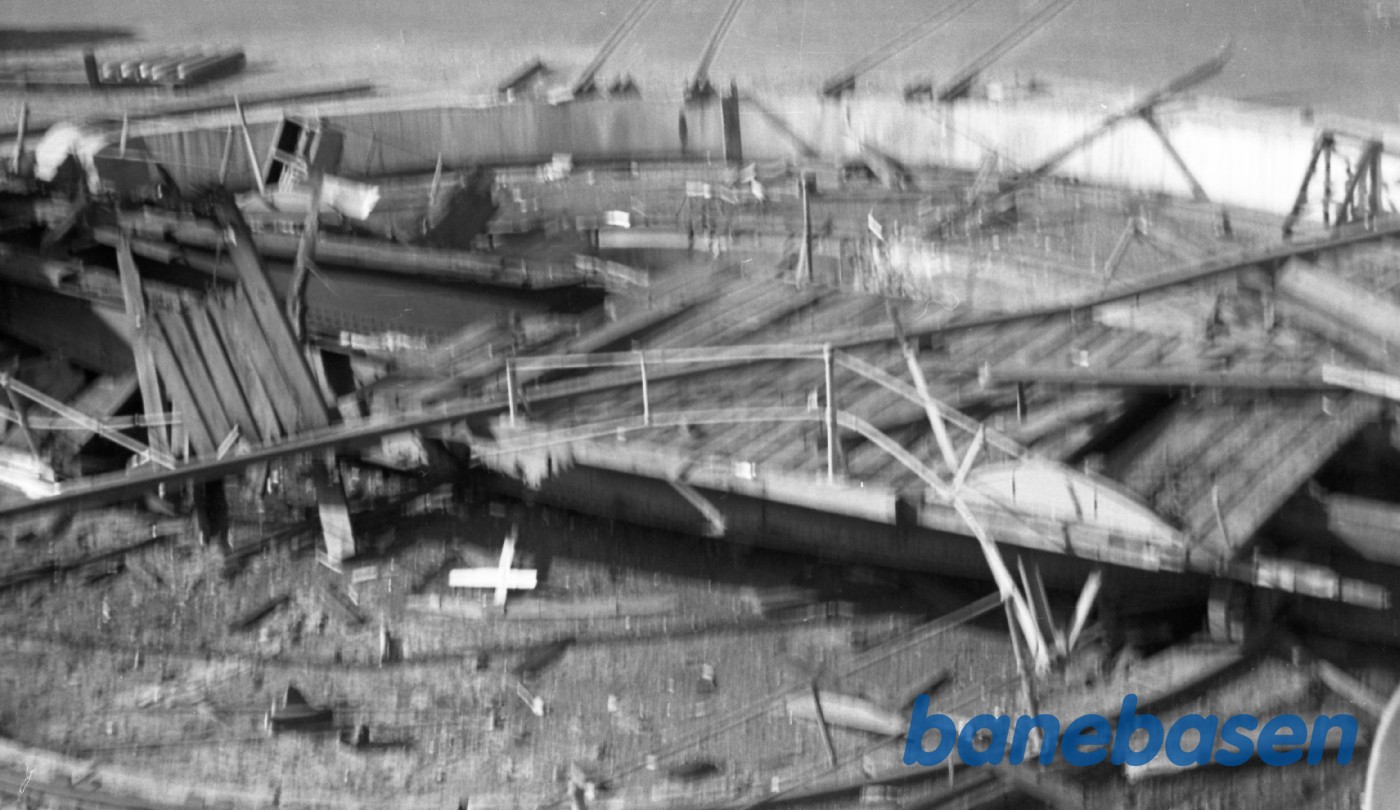 Sabotage af drejeskiven og bygningerne Sabotage af drejeskiven og bygningerne