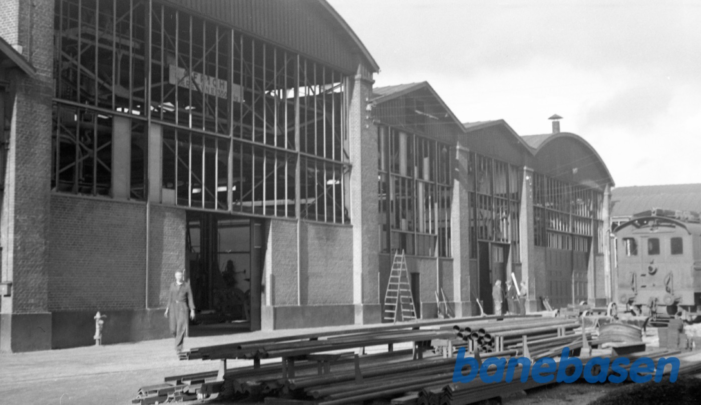 Sabotage af drejeskiven og bygningerne Sabotage af drejeskiven og bygningerne