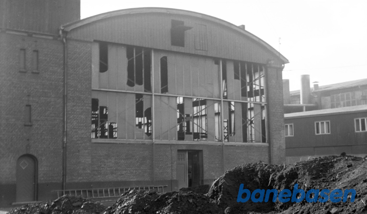 Sabotage af drejeskiven og bygningerne Sabotage af drejeskiven og bygningerne