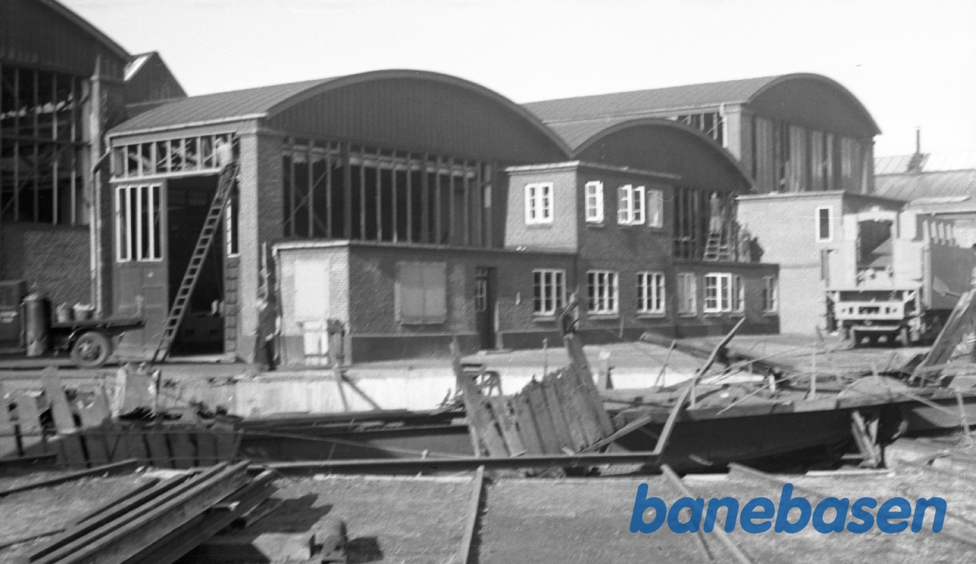 Sabotage af drejeskiven og bygningerne Sabotage af drejeskiven og bygningerne